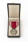 Japan, Gedenkmedaille an die Verkündung der kaiserlichen Verfassung 1889, Silber, am Band, Verleihungsetui aus lackiertem Holz mit goldenem Aufdruck, ...