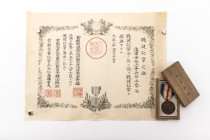 Japan, Interalliierte Siegesmedaille 1. Weltkrieg, Bronze, am original Bandabschnitt, Verleihungsetui aus Holz mit Aufschrift, dazu Verleihungsurkunde...