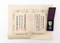Japan, Medaille zum Gedenken an die Wiederherstellung der Reichshauptstadt Tokio 1930, Silber, am Originalband, Verleihungsschatulle aus gepresstem Ka...