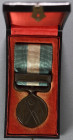 Japan, Medaille des 1. Chinesisch-Japanischen Krieges 1894-1895, Bronze, in schwarzer Lackschatulle, dazu Verleihungsurkunde, Zustand 2.