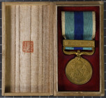 Japan, Medaille des Russisch-Japanischen Krieges 1904-1905, Bronze, am Originalband, Verleihungsetui aus Holz mit goldener Aufschrift, dazu Verleihung...
