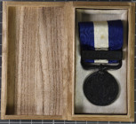 Japan, Medaille für den Krieg 1914-1920, Bronze geschwärzt, am originalen Band mit Bandspange, Verleihungsetui aus Holz mit goldenem Aufdruck, dazu Ve...