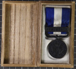 Japan, Kriegsmedaille 1914/15, Bronze geschwärzt, am original Band, Verleihungsetui aus Holz mit Aufschrift, dazu Verleihungsurkunde, Zustand 2.