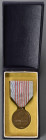 Japan, Erinnerungsmedaille für das 2600. Jahr des Bestehens Japans, Bronze, am original Bandabschnitt, Verleihungsetui mit Aufschrift, dazu Verleihung...