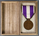 Japan, Medaille für die erste Nationale Volkszählung, Bronze, am original Band, Verleihungsetui aus Holz mit goldener Aufschrift, dazu Verleihungsurku...