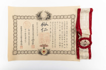 Japan, Schärpe zum Orden der aufgehenden Sonne 1. Klasse, dazu Verleihungsurkunde, Schärpe mit Gebrauchsspuren, Befestigungsvorrichtungen vorhanden un...