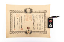 Japan, Orden der aufgehenden Sonne Verdienstkreuz 4. Klasse, Silber vergoldet und emailliert, am Band mit Rosette, in schwarzlackiertem Verleihungsetu...