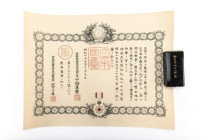 Japan, Orden der aufgehenden Sonne Verdienstkreuz 5. Klasse, Silber und Emaille, am Band, in schwarzlackiertem Verleihungsetui mit goldener Aufschrift...