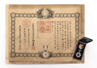 Japan, Orden der aufgehenden Sonne Verdienstkreuz 6. Klasse, Silber und Emaille, am Band, in schwarzlackiertem Verleihungsetui mit goldener Aufschrift...