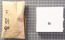 Japan, kleines Konvolut bestehend aus Knopflochdekorationen zum Orden der aufgehenden Sonne 4. und 7. Klasse, dazu diverse neuwertige Bänder für Orden...
