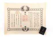 Japan, Orden des goldenen Drachen 5. Klasse, Silber und Emaille, am Band, in Verleihungstüte aus Leder mit silberner Aufschrift, dazu Verleihungsurkun...