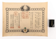 Japan, Orden des goldenen Drachen 6. Klasse, Silber vergoldet, am Band, in schwarz lackiertem Verleihungsetui mit goldener Aufschrift, dazu Knopflochd...