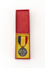 Japan (Mandschukuo), Gedenkmedaille zur Inthronisierung 1934, Silber, am Band, in rotem Verleihungsetui mit goldener Aufschrift, Zustand 2.