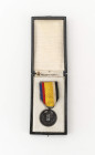 Japan (Mandschuoko), Verdienstmedaille zur Staatsgründung, Bronze geschwärzt, in lackiertem Verleihungsetui aus Holz mit goldener Aufschrift, Etui mit...
