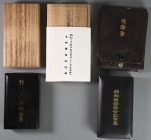 Kleines Konvulut japanischer Verleihungsetuis, darunter Etuis aus Lack, Holz und eine Verleihungstüte aus Leder, mit japanischen Aufschriften, Untersc...