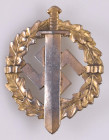 SA-Sportabzeichen in Gold, 1. Typ (1933-1934), Bronze vergoldet, rückseitig mit Stempel "EIGENTUM D. CHEFS D. / AUSBILDUNGWESEN" und Hersteller "L.Chr...
