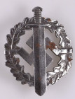 SA-Sportabzeichen in Silber, 2. Typ (1935-1939), Eisen versilbert, rückseitig mit Stempel "EIGENTUM D.S.A. SPORTABZEICHEN/ HAUPTSTELLE" und Hersteller...