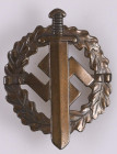 SA-Sportabzeichen in Bronze, 2. Typ (1935-1939), Eisen bronziert, rückseitig mit Stempel "EIGENTUM D.S.A. SPORTABZEICHEN/ HAUPTSTELLE" und Hersteller ...