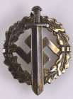SA-Sportabzeichen in Bronze, 2. Typ (1935-1939), Eisen bronziert, rückseitig mit Stempel "EIGENTUM D.S.A. SPORTABZEICHEN/ HAUPTSTELLE" und Hersteller ...