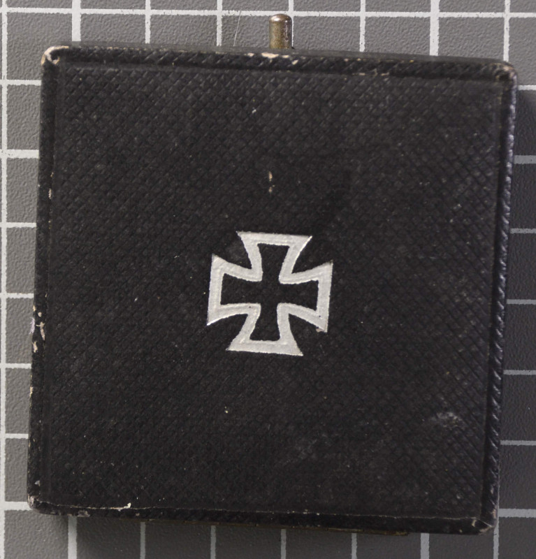 Verleihungsetui zum Eisernen Kreuz 1. Klasse, schwarzes Etui mit silbernem EK-Au...