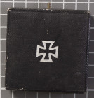 Verleihungsetui zum Eisernen Kreuz 1. Klasse, schwarzes Etui mit silbernem EK-Aufdruck, lila Samteinlage und weißes Seidenfutter, Zustand 2-3.