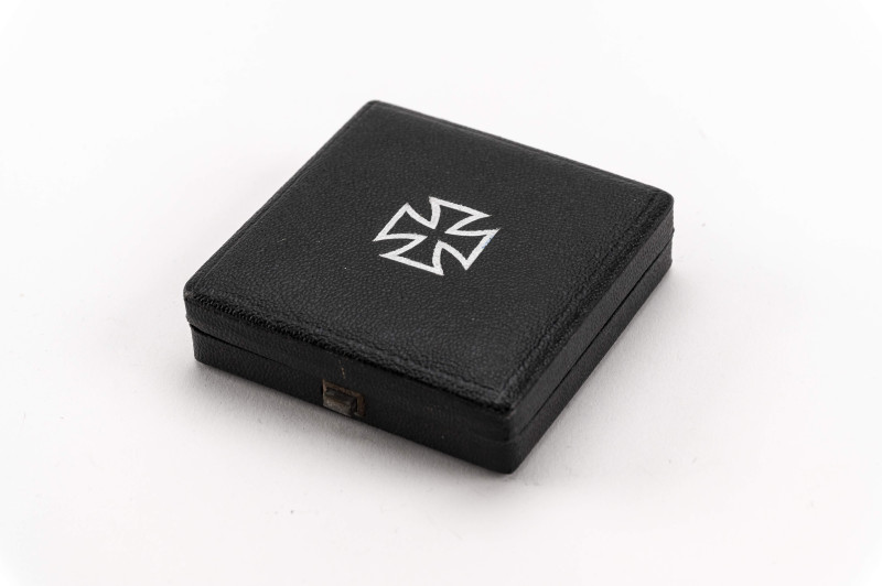 Verleihungsetui zum Eisernen Kreuz 1. Klasse, schwarzes Etui mit silbernem EK-Au...