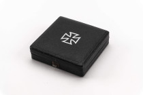 Verleihungsetui zum Eisernen Kreuz 1. Klasse, schwarzes Etui mit silbernem EK-Aufdruck, weiße Sprühfilzeinlage und weißes Seidenfutter, Sprühfilzeinla...