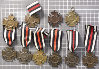10x Ehrenkreuz für Frontkämpfer mit Schwertern, Eisen bronziert, teilweise am Band oder Bandabschnitt, OEK 3803/1, unterschiedliche Hersteller und Zus...