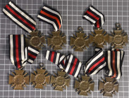 10x Ehrenkreuz für Frontkämpfer mit Schwertern, Eisen bronziert, teilweise am Band oder Bandabschnitt, OEK 3803/1, unterschiedliche Hersteller und Zus...