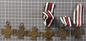 6x Ehrenkreuz des Weltkrieges 1914-1918 für Kriegsteilnehmer ohne Schwerter, Eisen bronziert, 3x am Band, OEK 3803/2, unterschiedliche Hersteller und ...