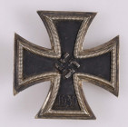 Eisernes Kreuz 1939 1. Klasse, magnetisch, flach, auf Nadel Hersteller "65" für die Firma Klein & Quenzer Oberstein, OEK 3822/4, Zustand 2-3.