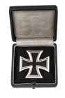 Eisernes Kreuz 1939 1. Klasse, magnetisch, flach, unter Gegenhaken Hersteller "L/11" für die Firma Wilhelm Deumer Lüdenscheid, im schwarzen Etui mit E...