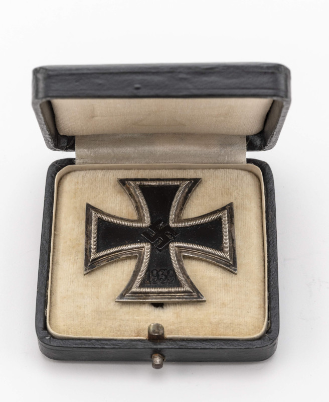 Eisernes Kreuz 1939 1. Klasse, magnetisch, flach, im schwarzen Etui mit EK-Aufdr...