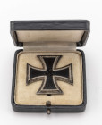 Eisernes Kreuz 1939 1. Klasse, magnetisch, flach, im schwarzen Etui mit EK-Aufdruck, weiße Samteinlage und weißes Seidenfutter, OEK 3822/4, Zustand 2....