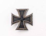 Eisernes Kreuz 1939 1. Klasse, magnetisch, flach, auf Nadel Hersteller "4" für die Firma Steinhauer & Lück Lüdenscheid, OEK 3822/4, Zustand 2.