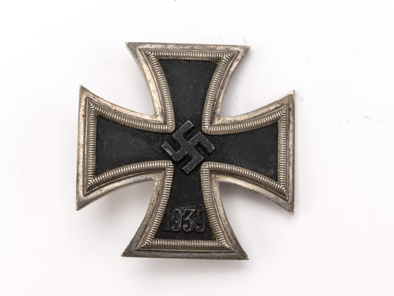 Eisernes Kreuz 1939 1. Klasse, magnetisch, leicht gewölbt, auf Nadel Hersteller ...