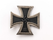 Eisernes Kreuz 1939 1. Klasse, magnetisch, leicht gewölbt, auf Nadel Hersteller "65" für die Firma Klein & Quenzer Idar-Oberstein, OEK 3822/4, Zustand...