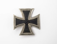 Eisernes Kreuz 1939 1. Klasse, magnetisch, flach, auf Nadel Hersteller "L15" für die Firma Otto Schickle Pforzheim, OEK 3822/4, getragen, Zustand 2.