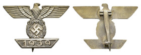 Wiederholungsspange 1939 zum Eisernen Kreuz 1. Klasse 1914, 2. Form, Buntmetall versilbert, OEK 3823/1, getragen, Zustand 2-3.