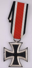Eisernes Kreuz 1939 2. Klasse, im Bandring Hersteller "13" für die Firma Gustav Brehmer Markneukirchen, OEK 3824/4, am Band, Zustand 2.