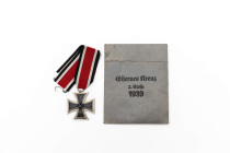 Eisernes Kreuz 1939 2. Klasse, magnetisch, in Original-Verleihungstüte, rückseitig mit Hersteller "Ernst L. Müller, Pforzheim", mit Band,OEK 3824/4, Z...