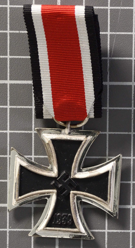 Eisernes Kreuz 1939 2. Klasse, nicht magnetisch, am Band, OEK 3824/4, Zustand 2.