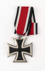 Eisernes Kreuz 1939 2. Klasse, magnetisch, im Bandring Hersteller "L/15" für die Firma Otto Schickle Pforzheim, am Band, OEK 3824/4, Zustand 2.