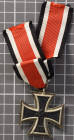 Eisernes Kreuz 1939 2. Klasse, magnetisch, im Bandring Punze "7" für die Firma Paul Meybauer Berlin, am Band, OEK 3824/4, Zustand 3.