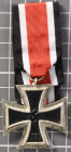 Eisernes Kreuz 1939 2. Klasse, magnetisch, am Band, OEK 3824/4, Zustand 2.