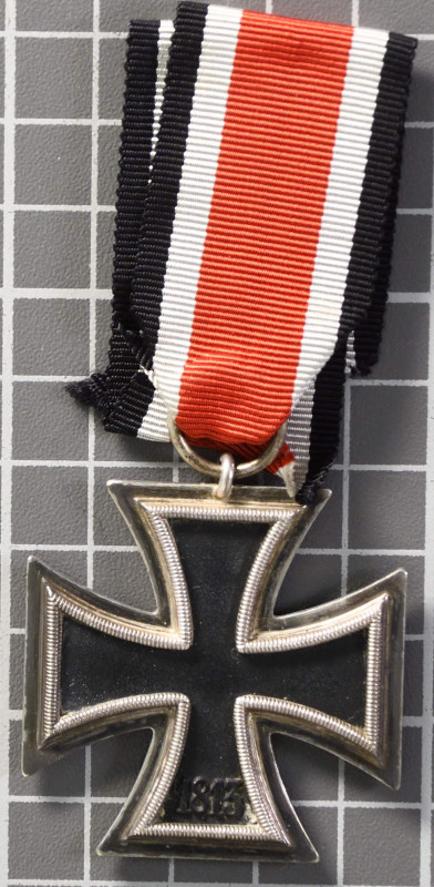 Eisernes Kreuz 1939 2. Klasse, magnetisch, am Band, OEK 3824/4, Zustand 2.