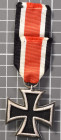 Eisernes Kreuz 1939 2. Klasse, magnetisch, im Bandring Punze "65" für die Firma Klein & Quenzer Oberstein, am Bandabschnitt, OEK 3824/4, Zustand 2-3.