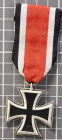 Eisernes Kreuz 1939 2. Klasse, magnetisch, im Bandring unleserliche Punze, am Band, OEK 3824/4, Zustand 2.