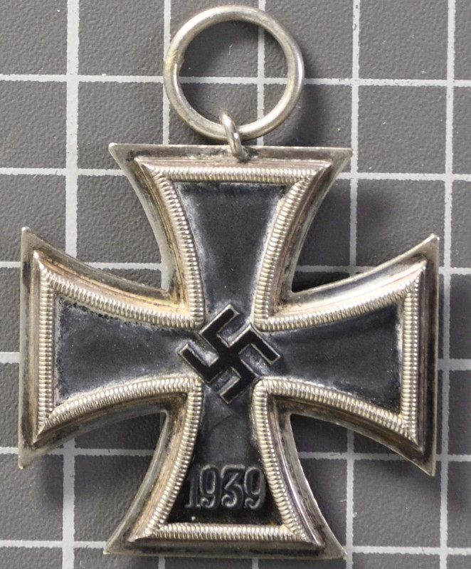 Eisernes Kreuz 1939 2. Klasse, magnetisch, im Bandring Punze "65" für die Firma ...