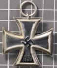 Eisernes Kreuz 1939 2. Klasse, magnetisch, im Bandring Punze "65" für die Firma Klein & Quenzer Oberstein, OEK 3824/4, Zustand 2-3.
